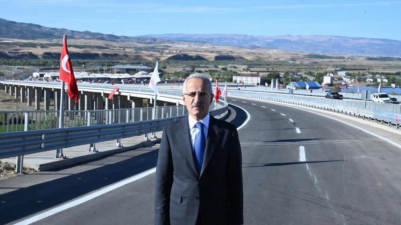 Bakan Uraloğlu: 177 kilometre 'motorcu dostu' bariyer montajı yaptık