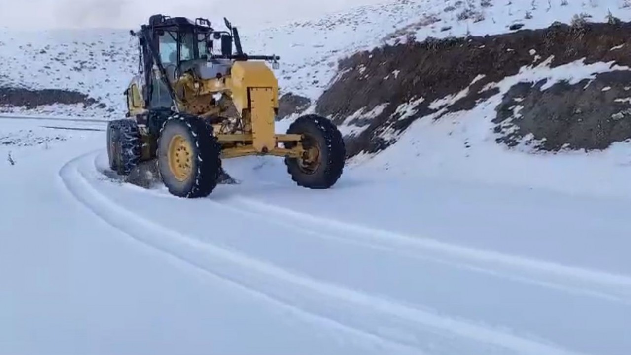 Mevsimin ilk karı köy yolunu kapattı, ekipler seferber oldu