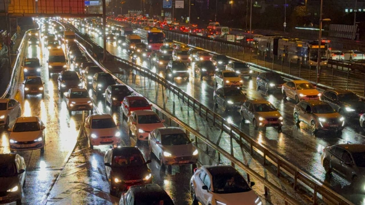 İstanbul’da akşam saatlerinde trafik yoğunluğu yüzde 90’a ulaştı