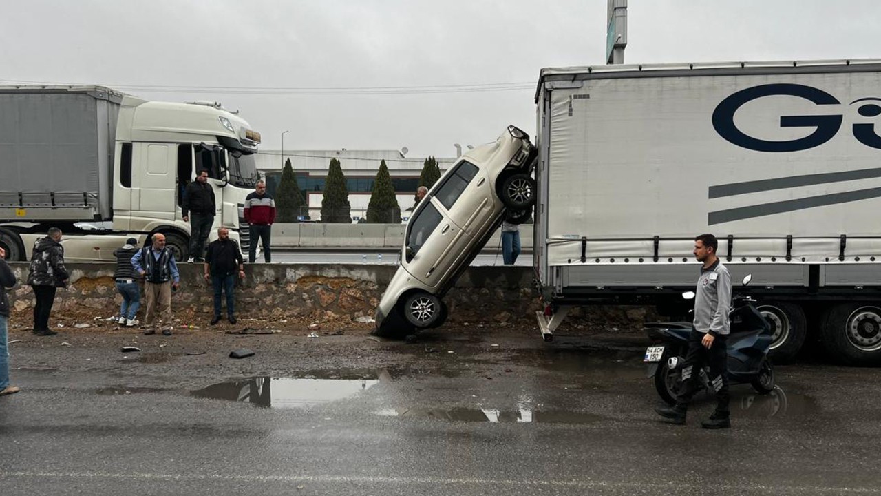 Tırın dorsesine çarpan otomobil dorsede asılı kaldı