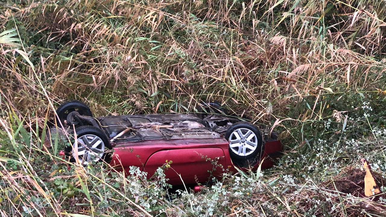 Takla atarak dereye uçan otomobilden burnu bile kanamadan çıktı