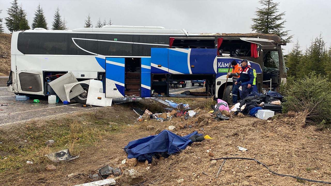 Yolcu otobüsü takla attı; 1 ölü, çok sayıda yaralı var