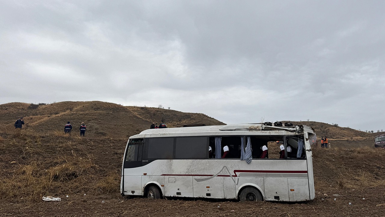 Cenazeye gidenlerin bulunduğu midibüs devrildi: 29 yaralı