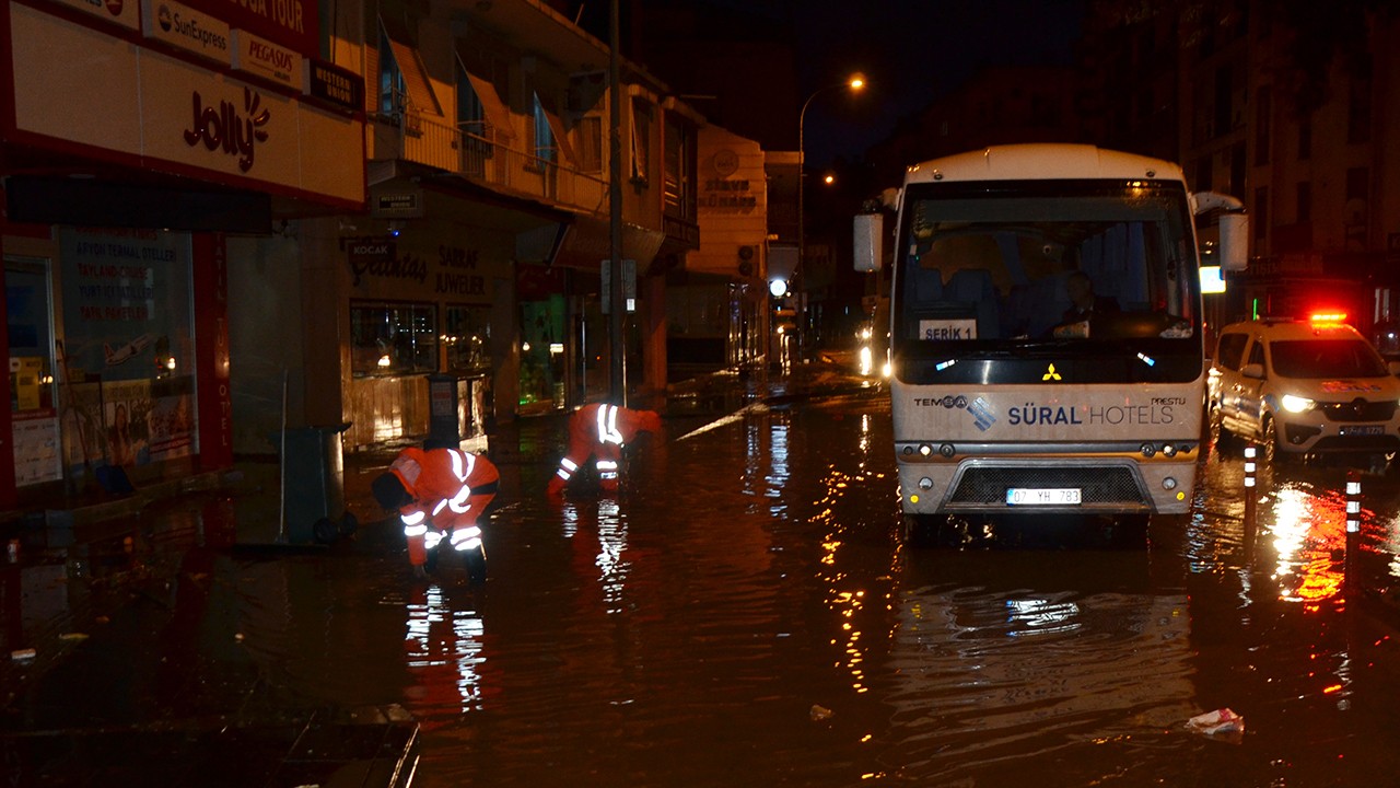 Turuncu kod uyarısı yapılan Antalya'da sağanak yaşamı olumsuz etkiledi