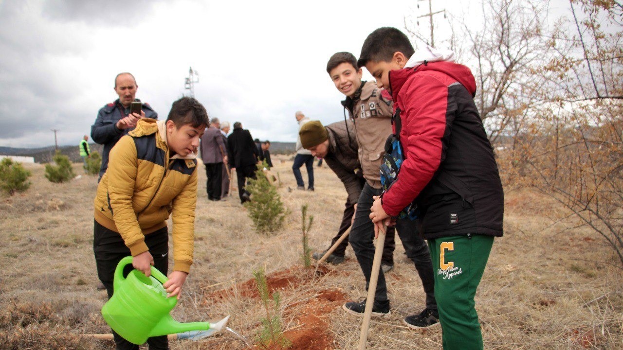 Beyşehir'de öğretmenler için fidanlar toprakla buluşturuldu