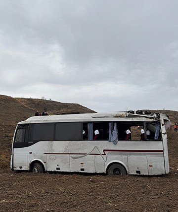 Cenazeye gidenlerin bulunduğu midibüs devrildi: 29 yaralı