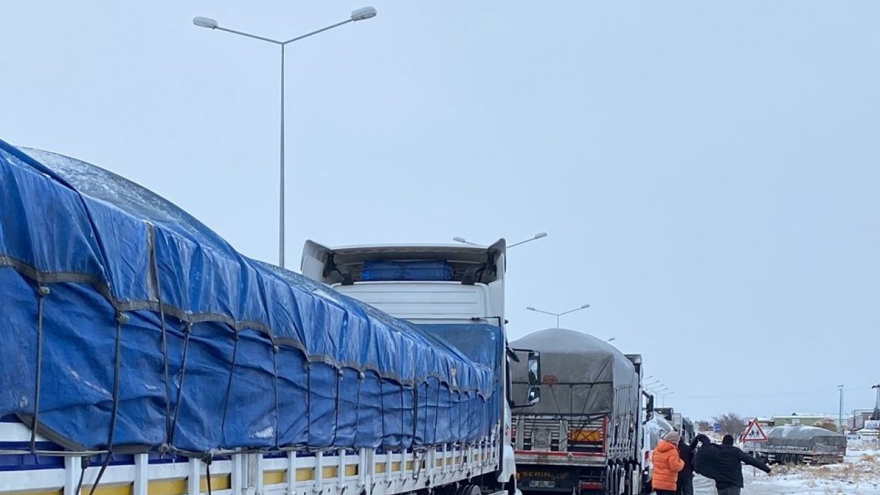 Konya-Ankara yolunda ulaşıma kar ve tipi engeli