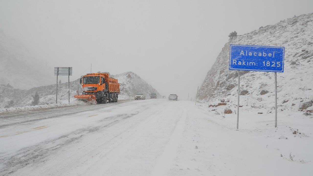 Antalya- Konya karayolunda kar yağışı durdu