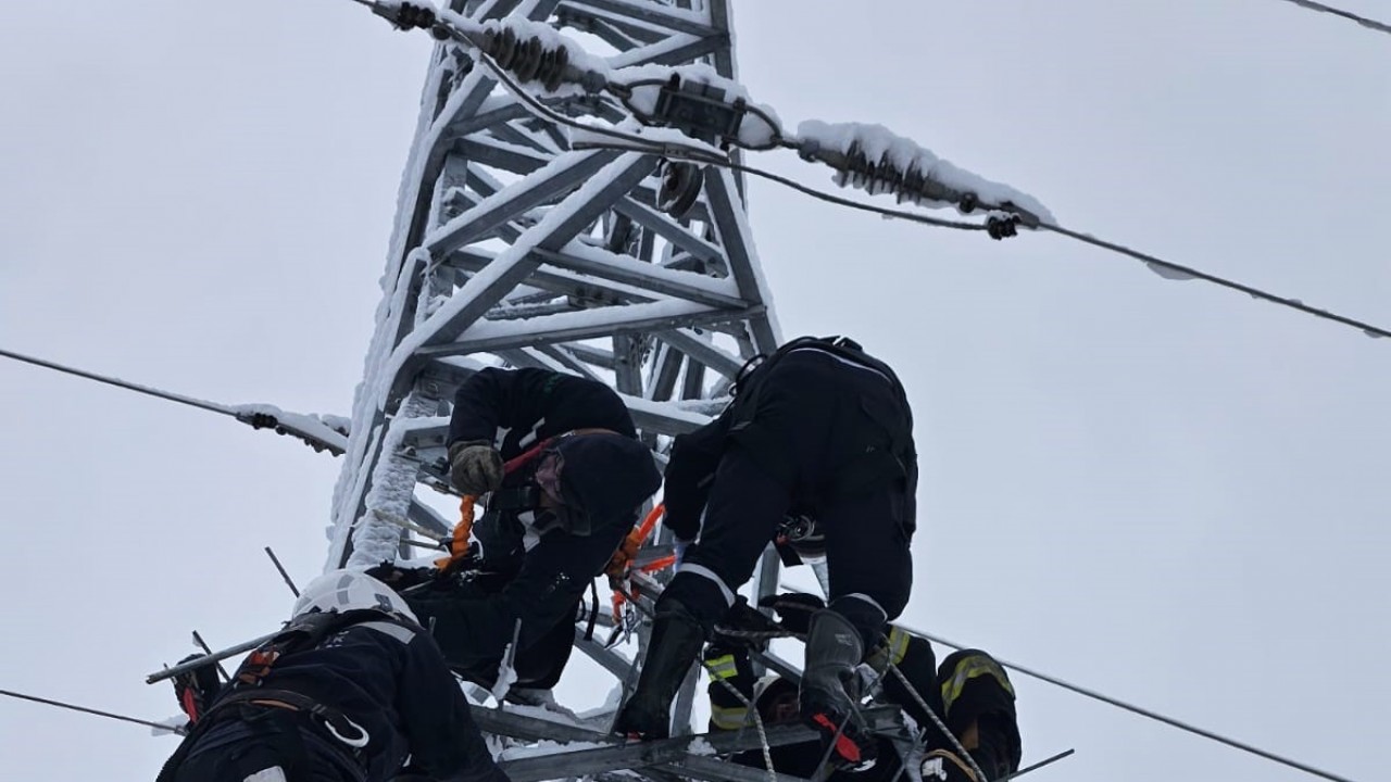 Arıza gidermek için çıktığı elektrik direğinde akıma kapılarak yaşamını yitirdi