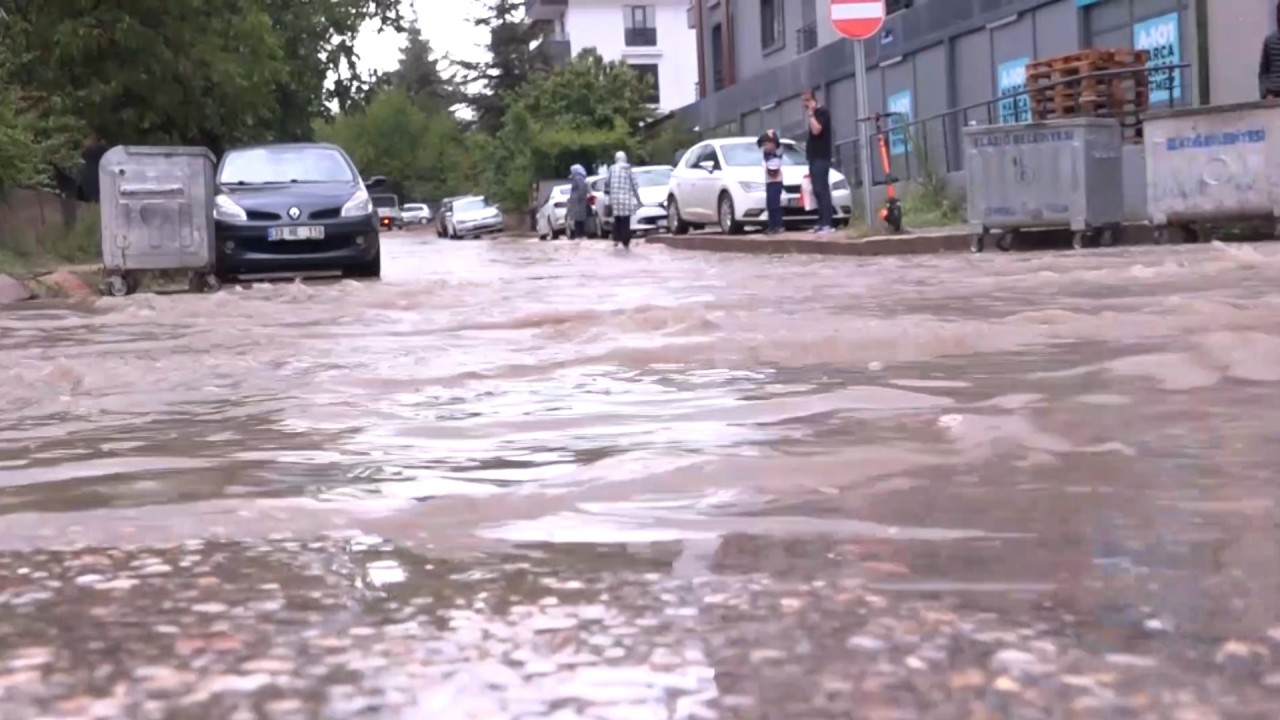 Sağanak nedeniyle cadde ve sokaklar suyla doldu