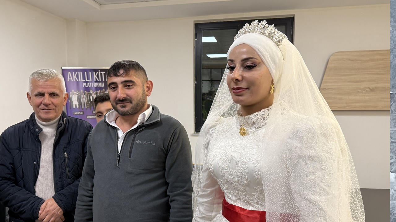 Karla kapanan yolda kalan gelin ve damat 11 saat sonra kurtarıldı