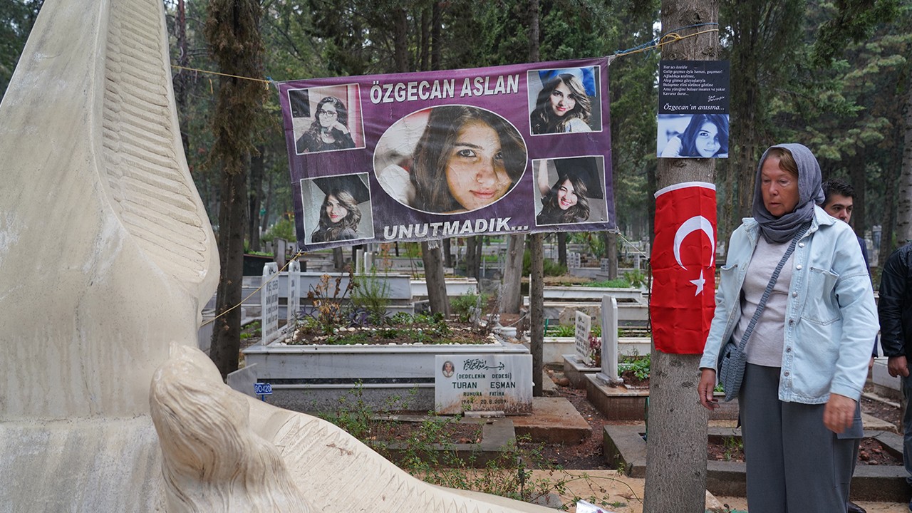 Kadına şiddetin simge ismi Özgecan Aslan, mezarı başında anıldı