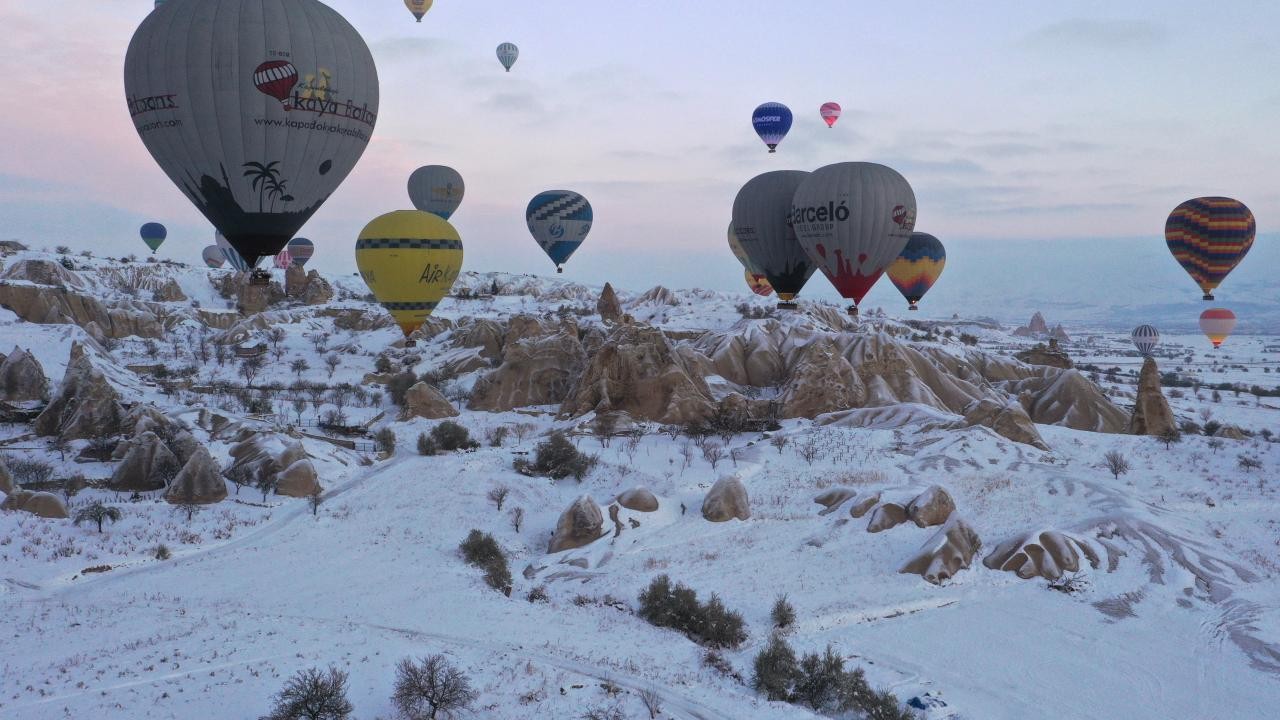 Kapadokya’da balonlar gökyüzüne yeniden renk kattı