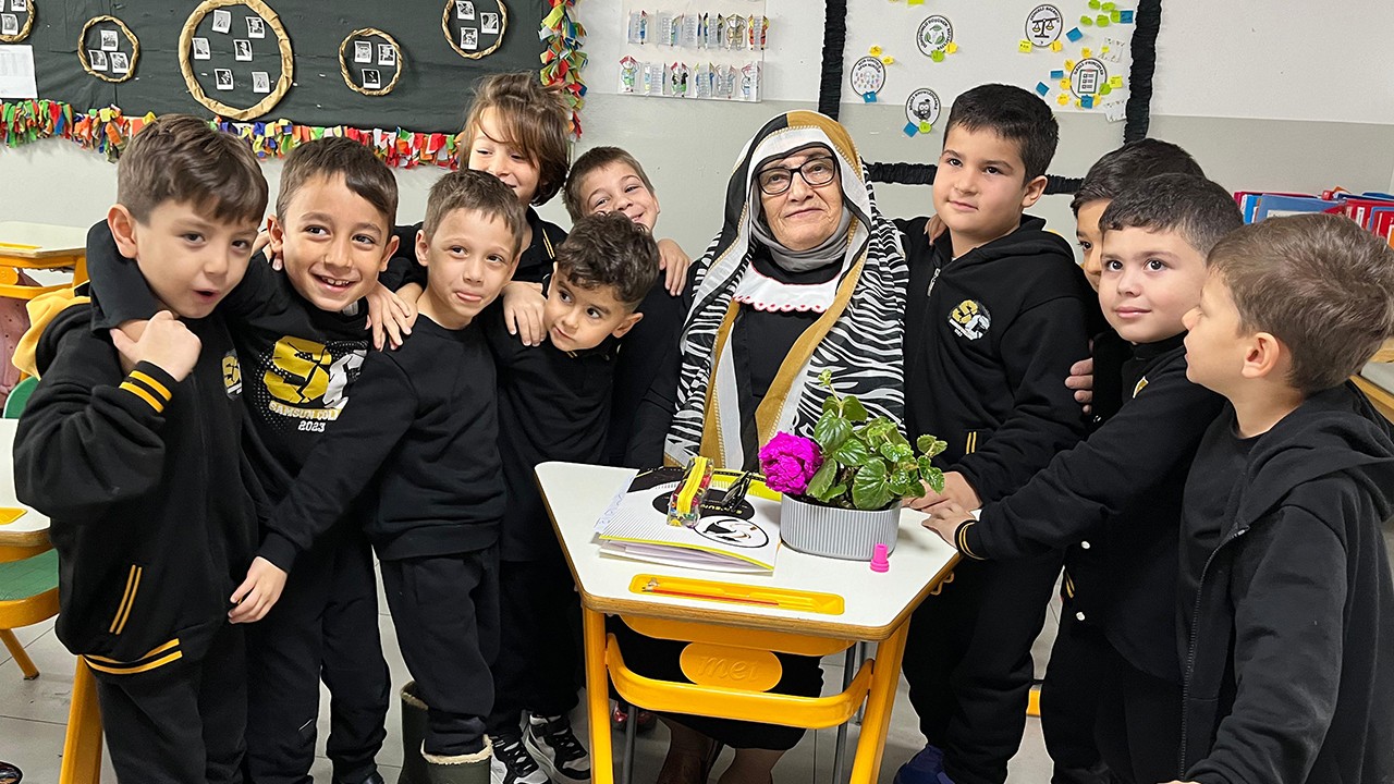 Babası okula göndermedi, hayalini 81 yaşında gerçekleştirdi