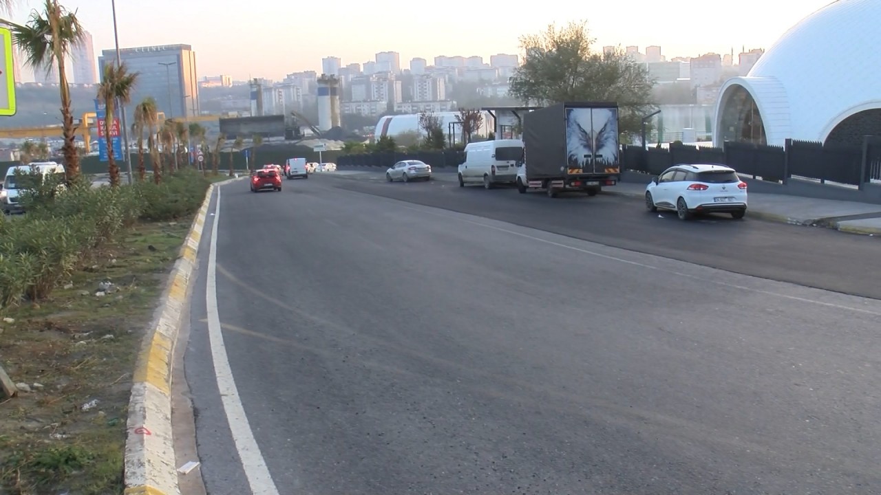 Profesöre trafikte saldırı: Silahlı ve maskeli 4 kişi dövüp aracını çaldı