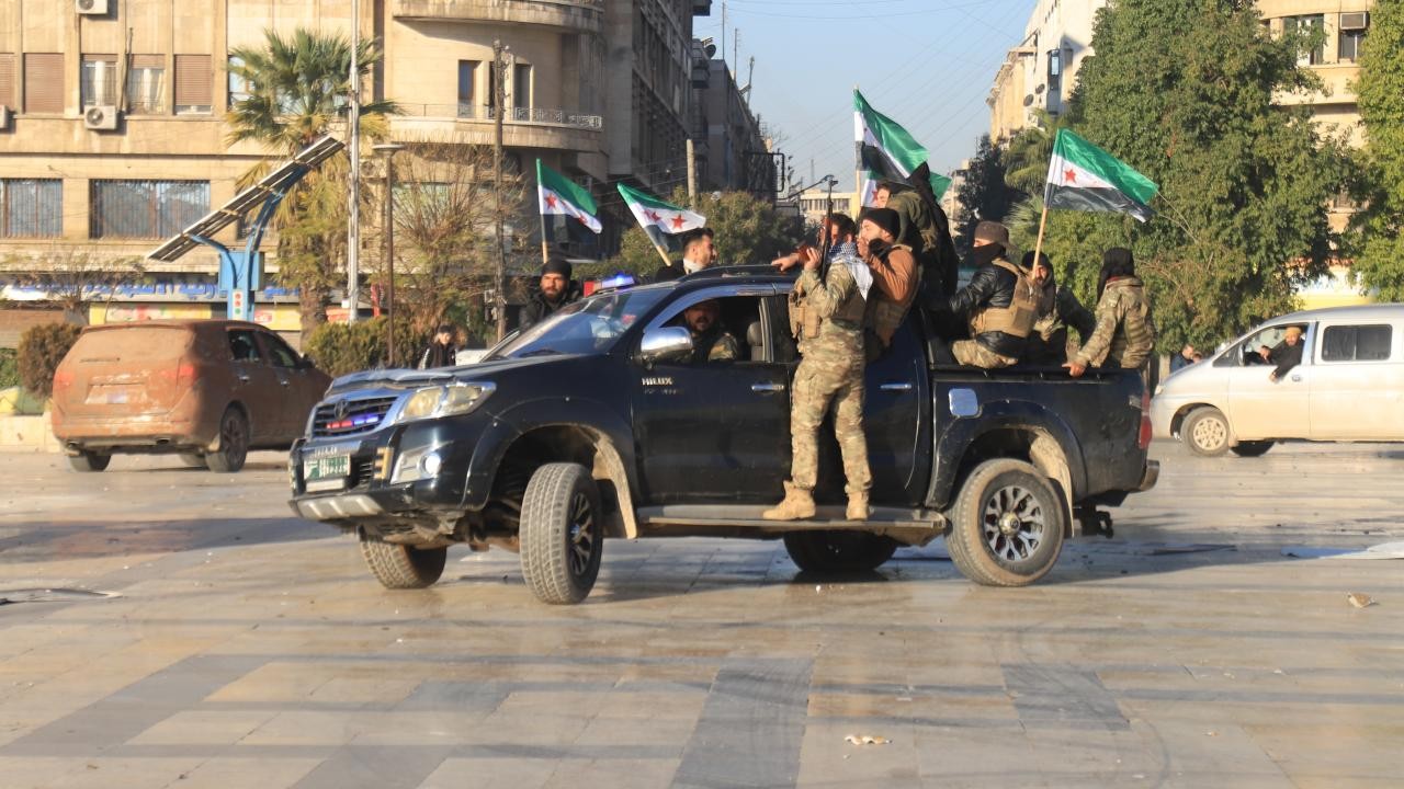 Suriye'de rejim karşıtı silahlı gruplar Hama iline doğru ilerliyor