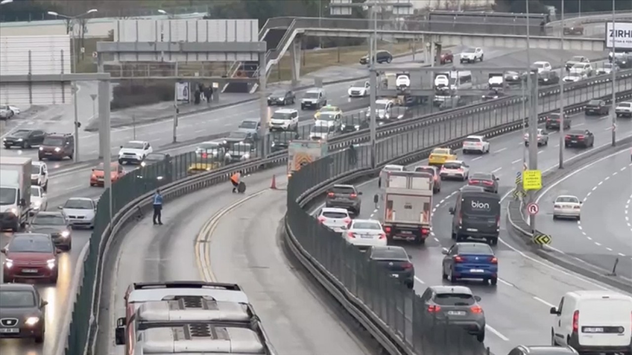 Fırlayan rögar kapağının kapısını kırdığı metrobüsten düşen yolcu yaralandı