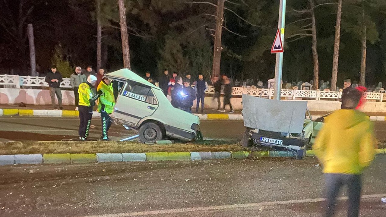 Aydınlatma direğine çarpan otomobil ikiye bölündü: 1 ölü, 1 yaralı