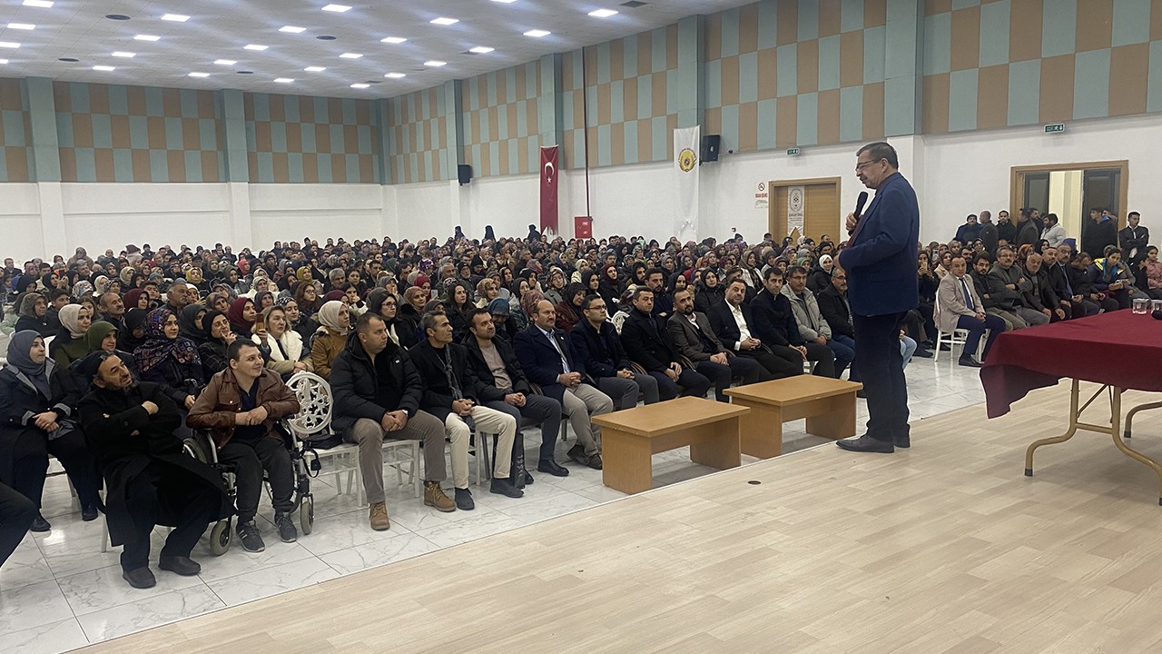 Hayati İnanç, Sarayönü’nde “Aile ve Gençliğe Dair“ konulu konferans verdi