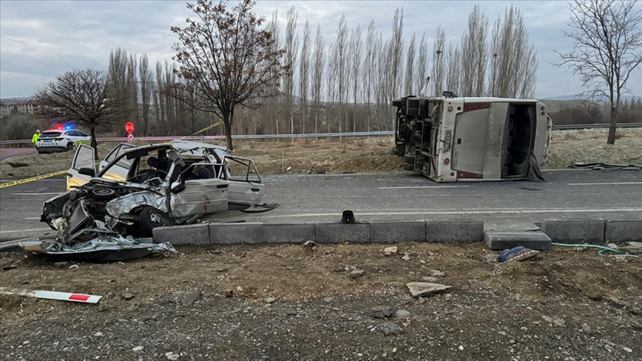 Otomobille öğrenci servisinin çarpıştığı kazada 16’sı öğrenci 24 kişi yaralandı