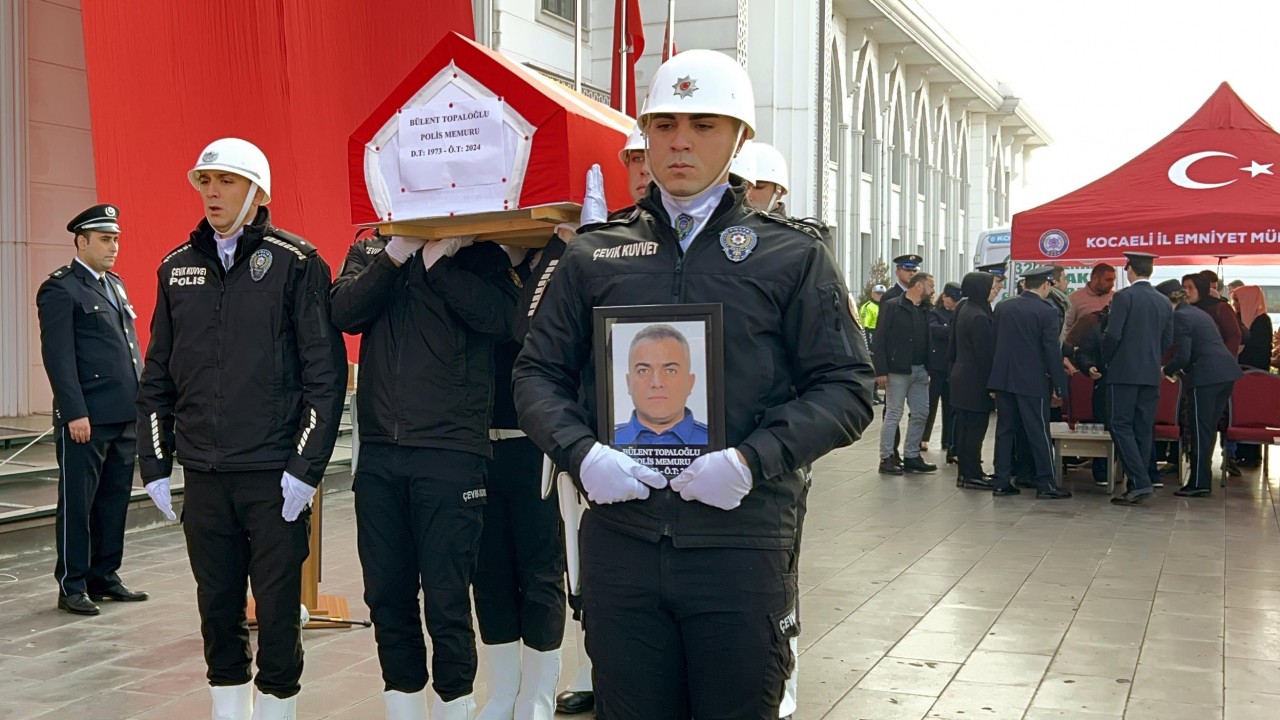 Hayatını kaybeden polis babaya, oğlundan 'selamlı' uğurlama