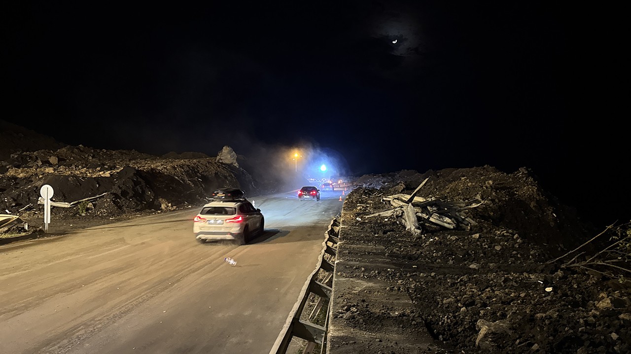 Heyelan sonucu kapanan Karadeniz Sahil Yolu tek şeritten ulaşıma açıldı