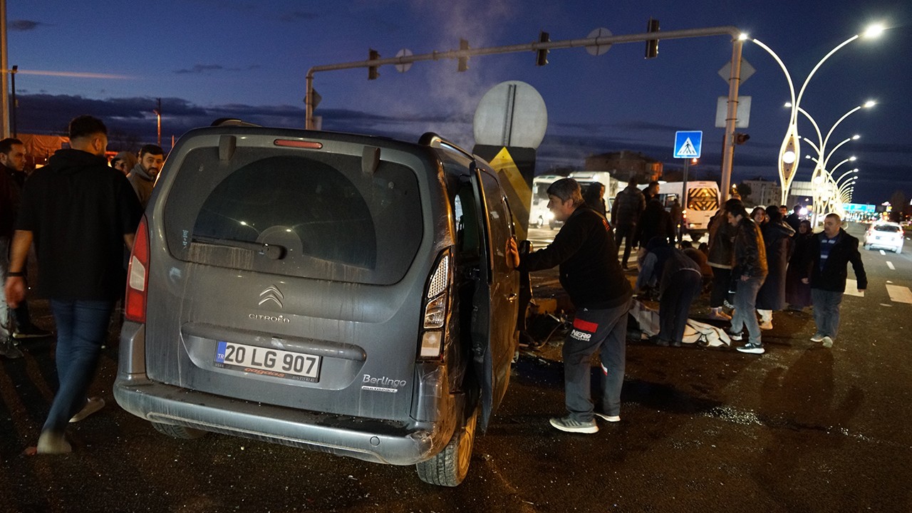 Hafif ticari araç öğrenci servisine çarptı: 1'i ağır 9 yaralı