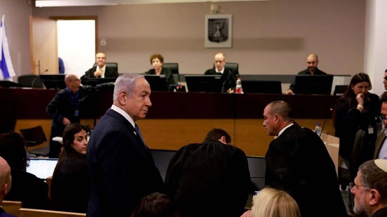 Netanyahu yolsuzluktan hakim karşısında 