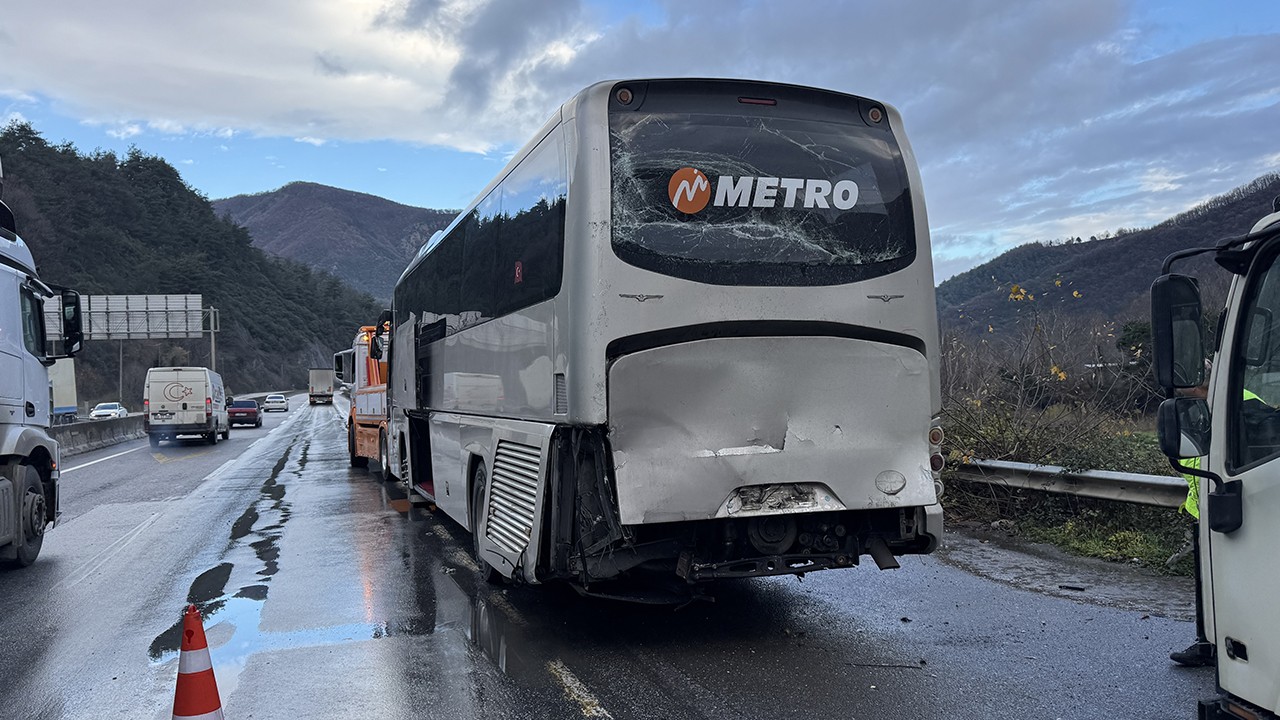 6 aracın karıştığı trafik kazasında 15 kişi yaralandı