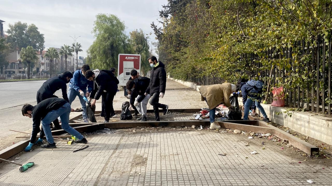 Suriye'nin başkenti Şam'da gönüllü gençler sokakları temizliyor