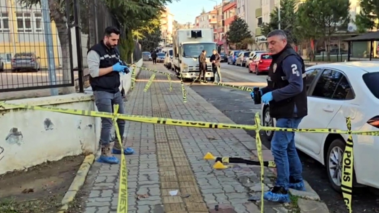 Lise öğrencisi okul önünde bıçaklı saldırıda yaralandı