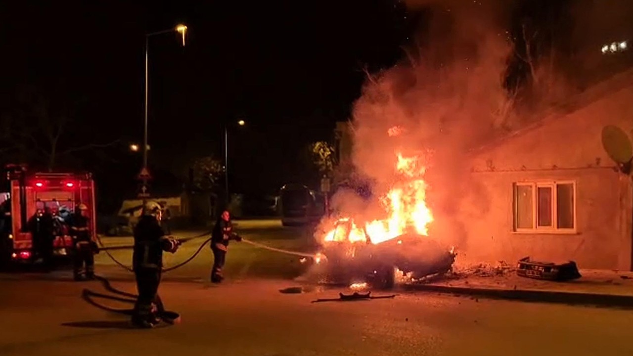 Evin duvarına çarpan otomobil alev aldı: 4 ölü