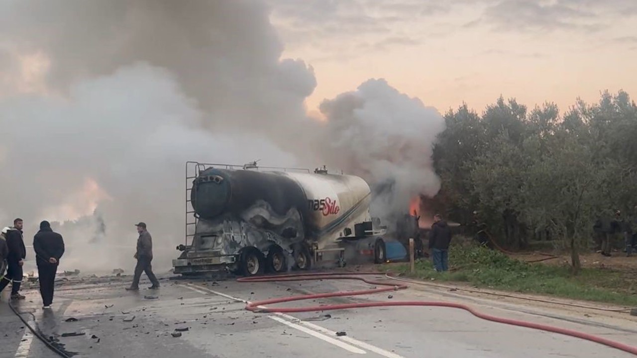 Savaş alanını andıran kaza! Otomobile çarpışan tanker böyle patladı: 1 ölü, 1 ağır yaralı