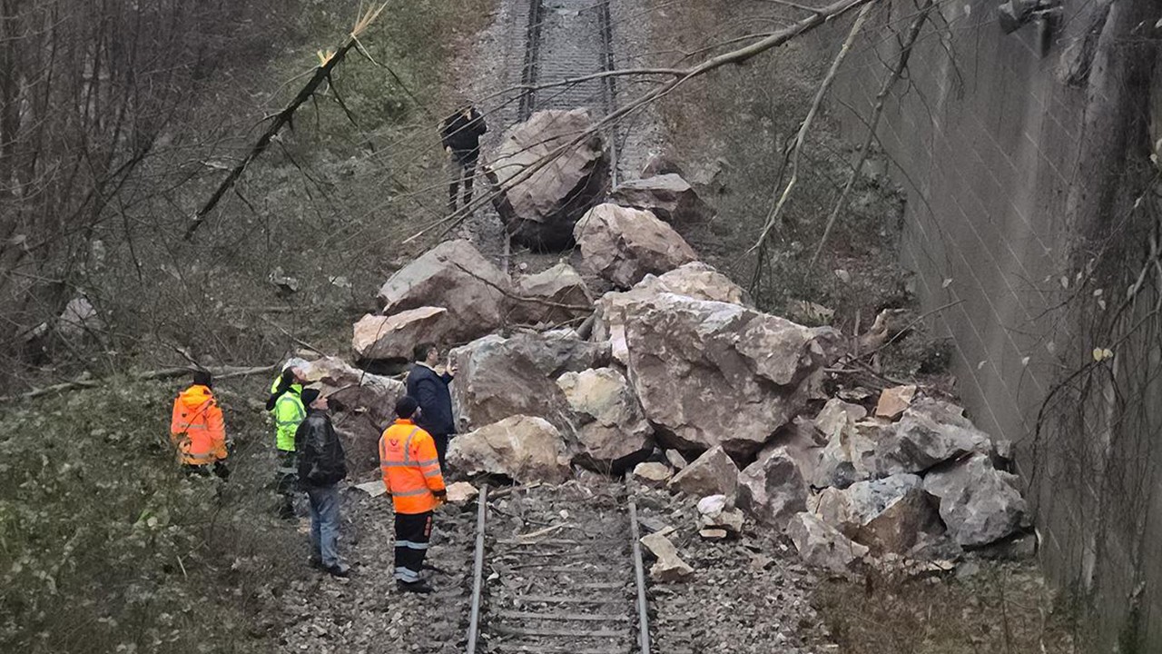 Karabük’te heyelan: Dev kayalar demir yolunu kapattı