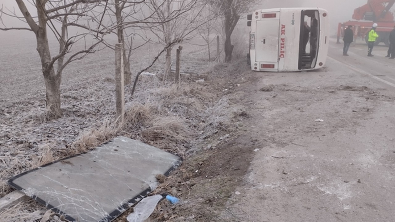 İşçi servis midibüsü buzlanan yolda devrildi; 1 ölü, 8 yaralı