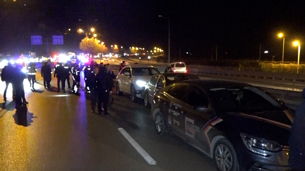 Arkadaşını öldürdü, kaçarken yakalanacağını anlayınca seyir halindeki otomobilde kendi yaşamına son verdi