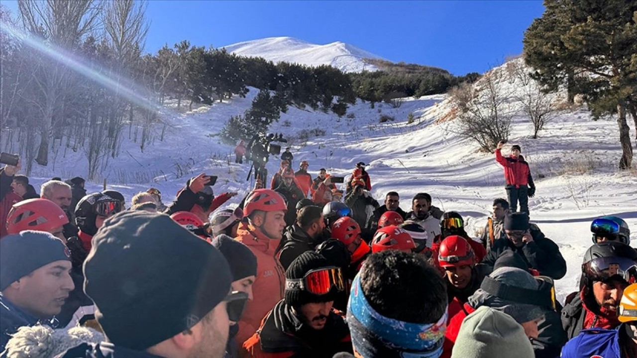 Çığda yaşamını yitiren milli judocu Emre için tören