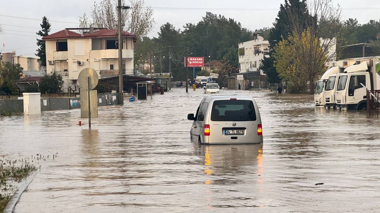 Antalya'da sağanak nedeniyle göle dönen yollarda mahsur kaldılar