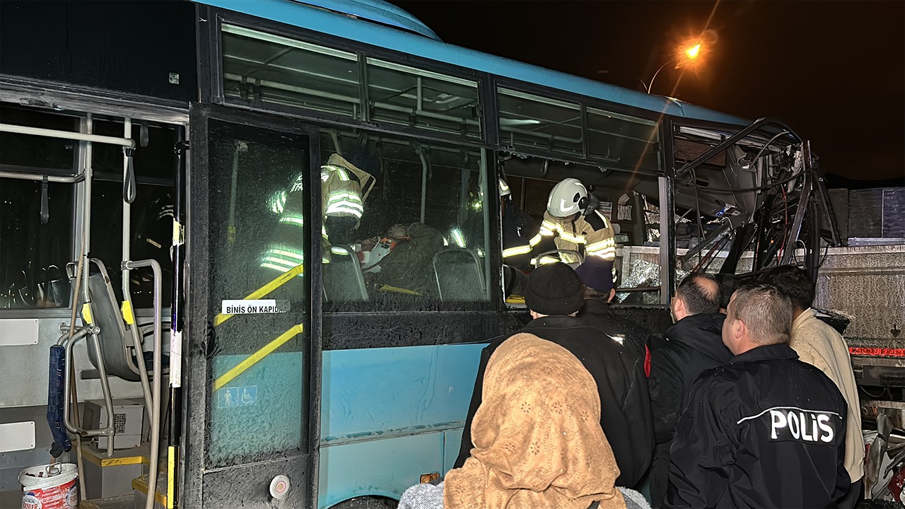 Halk otobüsü park halindeki TIR ile otomobile çarptı: 1 yaralı