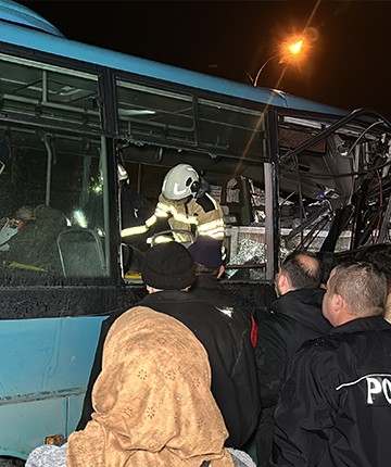 Halk otobüsü park halindeki TIR ile otomobile çarptı: 1 yaralı