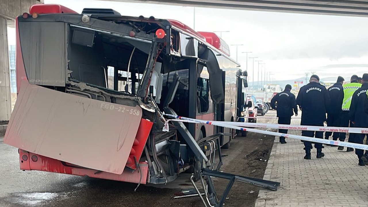 TIR ile belediye otobüsü çarpıştı: 1 ölü, 1 yaralı