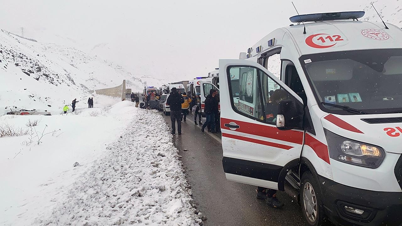 Erzincan’da yolcu otobüsü devrildi