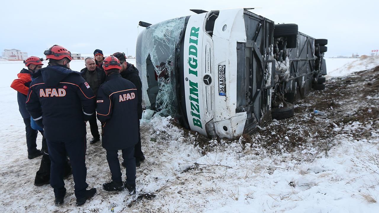 Kars’ta yolcu otobüsü devrildi: 23 yaralı