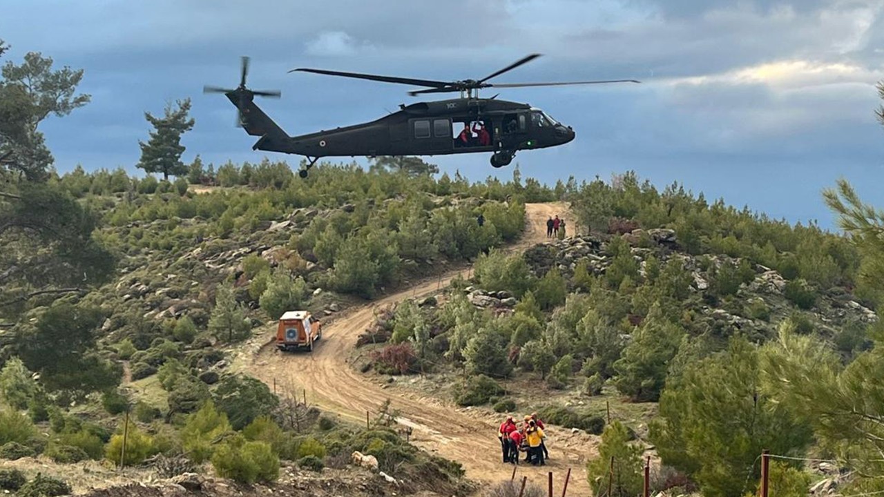 Uçuruma düşen motosikletin sürücüsü helikopterle kurtarıldı