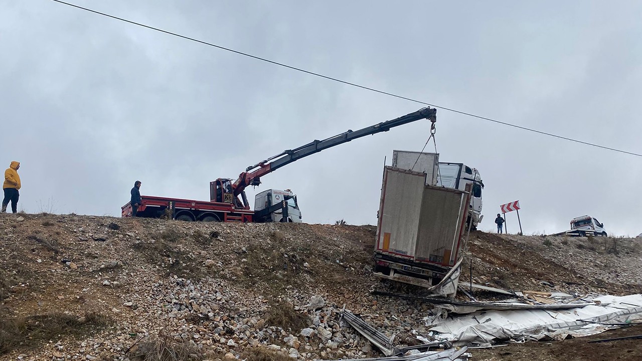 Devrilen tırın sürücüsü yaralandı, 27 ton şeker ziyan oldu