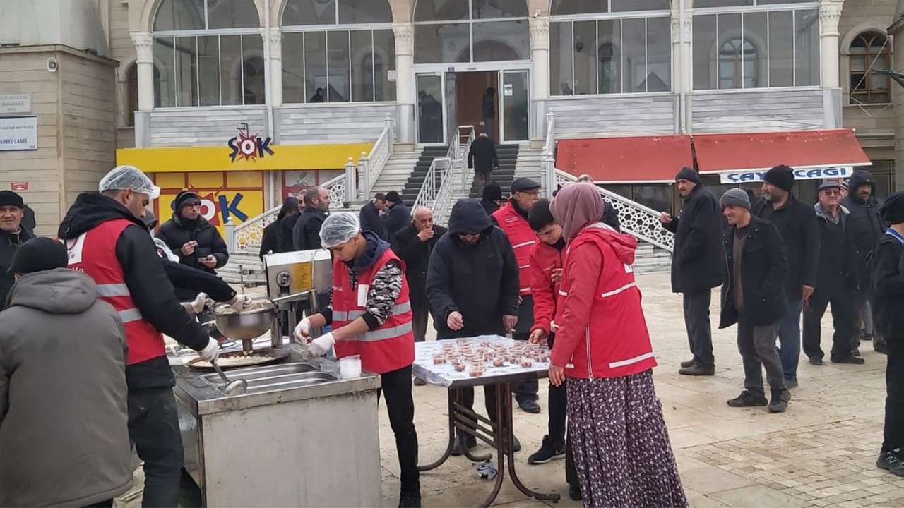 Kulu Kızılay Şubesi ve hayırseverlerden vatandaşlara lokma ikramı