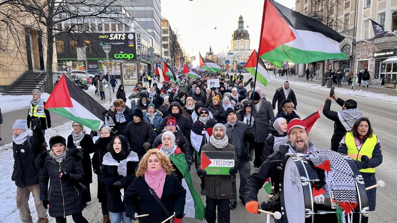 İsveç'te yüzlerce kişi katil İsrail'i protesto etti