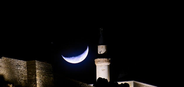 Hilal ve yıldız buluşması Van semalarında görüntülendi