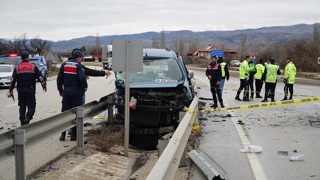 4 aracın karıştığı zincirleme trafik kazasında 2 kişi öldü, 5 kişi yaralandı