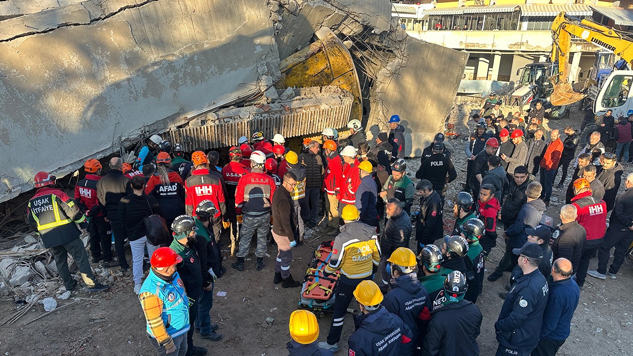 Enkaz altında kalan iş makinesi operatörünün cansız bedenine ulaşıldı